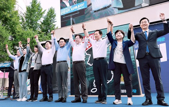 이재명 대표와 박광온 원내대표 등 더불어민주당 지도부가 1일 오후 서울 중구 숭례문 일대에서 열린 '일본 후쿠시마 원전 오염수 해양투기 규탄 범국민대회'에서 무대 위에 올라 인사하고 있다. 연합뉴스