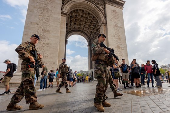 프랑스 군인들인 2일 파리 개선문 앞에서 폭력 시위를 막기 위해 경비를 서고 있다. EPA=연합뉴스