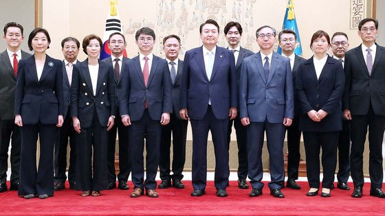 윤석열 대통령, 신임 차관급 임명장 수여식 윤석열 대통령이 3일 서울 용산 대통령실 청사에서 신임 차관급 임명장 수여식 참석해 기념촬영을 하고 있다. 대통령실사진기자단