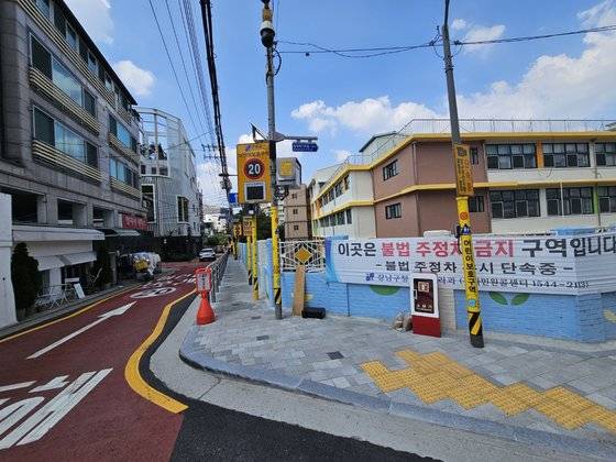 사고 이후 바뀐 언북초 인근 도로 모습. 일방통행로로 지정하고, 20km 시속 표지판이 보인다. 신혜연 기자.