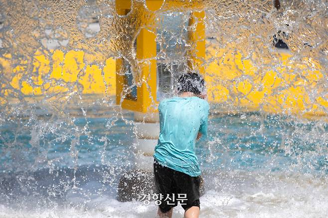 내륙을 중심으로 낮 기온이 30도 이상을 기록한 지난달 16일 김포시 한강중앙공원 물놀이장에서 어린이들이 물놀이를 즐기고 있다. 성동훈 기자