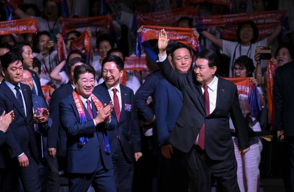 윤석열 대통령이 지난달 28일 서울 중구 장충체육관에서 열린 한국자유총연맹 창립 제69주년 기념식에 입장하며 손을 들어 인사하고 있다. 연합뉴스