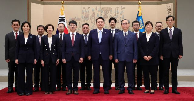 윤석열 대통령이 3일 서울 용산 대통령실 청사에서 김완섭 기획재정부 2차관, 조성경 과기정통부 1차관, 장미란 문화체육관광부 2차관 등 신임 차관들에게 임명장을 수여한 뒤 기념촬영을 하고 있다. 대통령실통신사진기자단