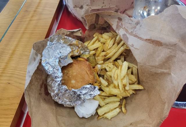 3일 오후 파이브가이즈의 한 방문객이 남기고 간 햄버거와 감자튀김의 모습.