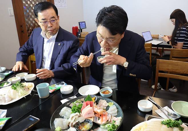 국회 과학기술정보방송통신위원장인 장제원 국민의힘 의원(오른쪽)과 과기정통위 국민의힘 간사인 박성중 의원이 3일 서울 동작구 노량진수산시장에서 수산물로 식사를 하고 있다. 연합뉴스