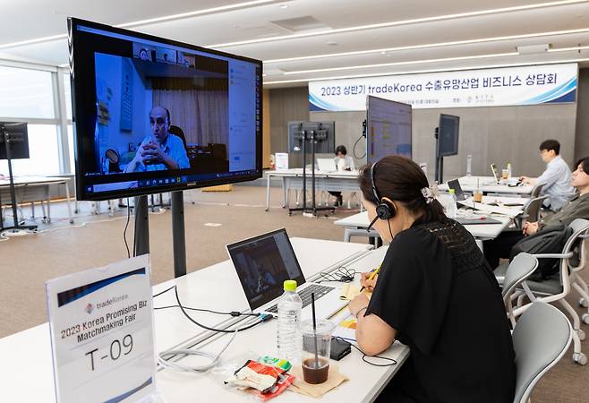 한국무역협회가 지난달 28~29일 삼성동 무역센터에서 개최한 '2023 상반기 tradeKorea 수출유망산업 비즈니스 상담회'에 참석한 업체들이 상담을 진행하고 있다. [무협 제공]