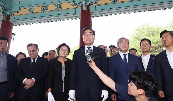 이낙연 전 더불어민주당 대표가 2일 오전 광주 북구 국립 5·18 민주묘지에서 취재진의 질문에 답하고 있다. [연합]