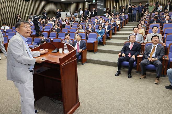 민경우 대안연대 공동대표가 3일 오후 국회에서 열린 국민의힘 의원총회에서 괴담·선동의 유포 경로와 이에 대한 대응 전략에 대해 강연하고 있다. 민 공동대표는 이적단체인 조국통일범민족연합 사무처장 출신으로, '광우병 사태' 이후 사상 전향을 선언하고 주사파와 운동권을 비판하는 시민사회 활동을 해왔다. [연합]