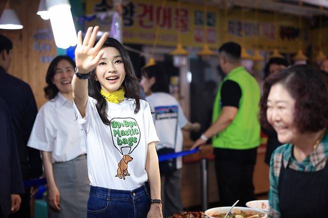 김건희 여사가 3일 오후 강원도 강릉시 중앙·성남시장을 방문, 시민들과 인사를 나누고 있다. [연합]