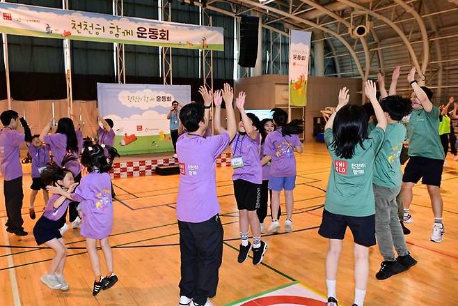 유니클로와 아이들과미래재단이 진행한 ‘천천히 함께 운동회’에서 참가자들이 조별 레크리에이션 게임을 하고 있다.(사진=유니클로 제공) *재판매 및 DB 금지