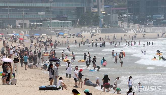 [부산=뉴시스] 지난 2일 부산 해운대해수욕장을 찾은 시민과 관광객 등이 물놀이를 즐기고 있다.  2023.07.02. yulnetphoto@newsis.com