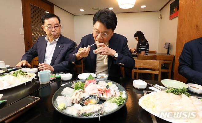 [서울=뉴시스] 황준선 기자 = 장제원 국회 과학기술정보방송통신위원회(과방위) 위원장과 과방위 소속 국민의힘 의원들이 3일 오전 서울 동작구 노량진수산시장을 찾아 회를 먹고 있다. 2023.07.03. hwang@newsis.com