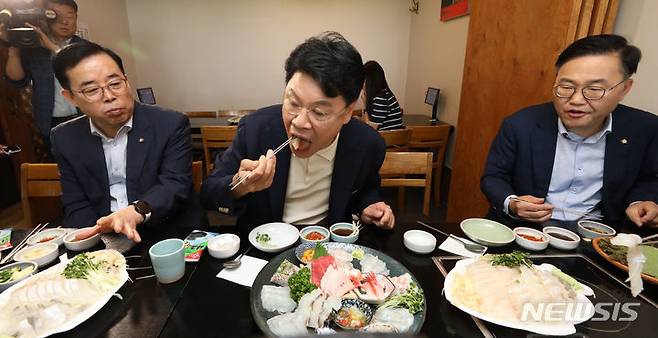 [서울=뉴시스] 황준선 기자 = 장제원 국회 과학기술정보방송통신위원회(과방위) 위원장과 과방위 소속 국민의힘 의원들이 3일 오전 서울 동작구 노량진수산시장을 찾아 회를 먹고 있다. 2023.07.03. hwang@newsis.com