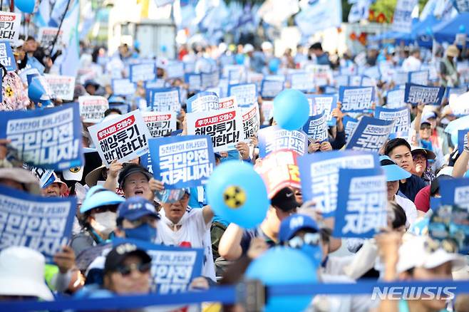 [서울=뉴시스] 김선웅 기자 = 더불어민주당 및 민주당 지지 시민들이 1일 서울 중구 세종대로에서 범국민대회를 열고 일본의 후쿠시마 오염수 해양방류를 규탄하고 있다. 2023.07.01. mangusta@newsis.com