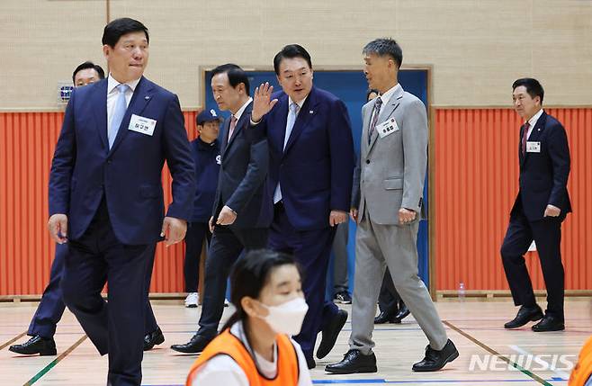 [서울=뉴시스] 홍효식 기자 = 윤석열 대통령이 방과 후 돌봄·교육 프로그램인 '늘봄학교' 참관을 위해 3일 경기도 수원 팔달구 수원초등학교를 방문하며 학생들을 향해 손 흔들어 인사하고 있다. (대통령실통신사진기자단) 2023.07.03. yesphoto@newsis.com