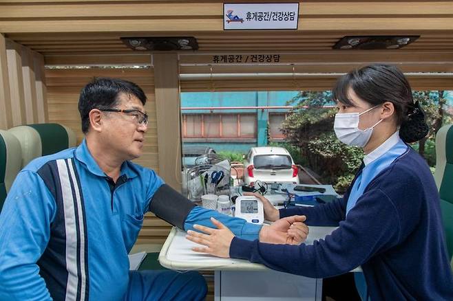 3일 '찾아가는 안전버스'를 찾은 광양제철소 직원이 건강상태를 확인하고 있다. 광양제철소 제공  *재판매 및 DB 금지