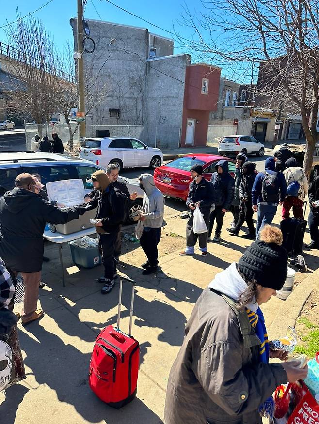 구호 물품을 받는 모습 (채왕규 목사 제공)