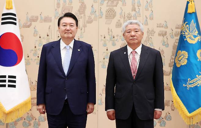 윤석열 대통령이 3일 서울 용산 대통령실 청사에서 김홍일 국민권익위원장에게 임명장을 수여한 뒤 기념촬영을 하고 있다. 연합뉴스