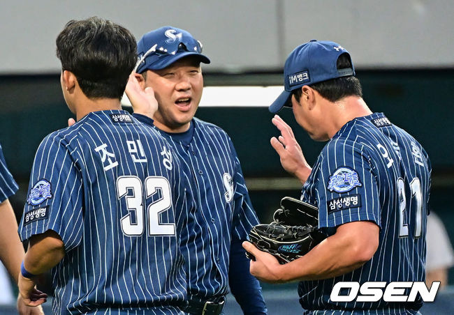 [OSEN=대구, 이석우 기자]삼성 라이온즈 오승환이 한화 이글스를 2-1로 이기고 박진만 감독의 축하를 받고 있다. 2023.07.02 / foto0307@osen.co.kr