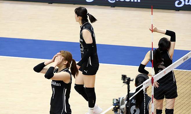 한국 여자배구 대표팀 선수들이 2일 서수원칠보체육관에서 열린 2023 FIVB 발리볼내셔널리그(VNL) 3주차 폴란드와 경기에서 세트스코어 0-3으로 완패한 뒤 아쉬워하고 있다. 수원=뉴스1