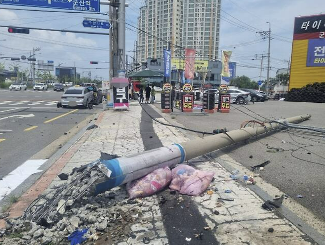 3일 낮 12시 9분쯤 전북 군산 경암동서 택시가 전신주를 충돌한 사진. 연합뉴스