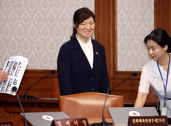 장미란 문화체육관광부 2차관이 3일 오전 서울 종로구 정부서울청사에서 열린 국무회의에 참석하고 있다. 2023.7.3  연합뉴스