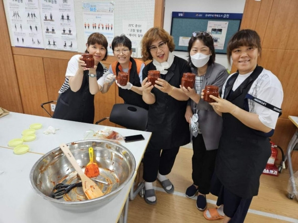 서울 금천구 ‘농아인과 수어로 소통하는 동네방네 고추장 만들기’ 행사에서 참여자들이 직접 만든 고추장을 들어보이고 있다. 금천구 제공