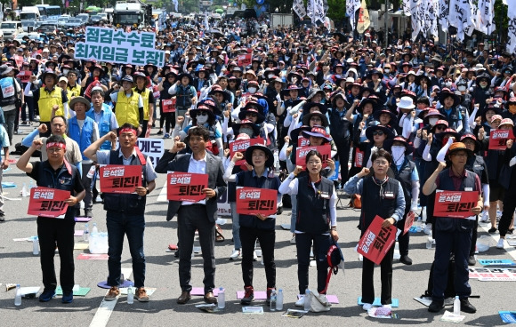 3일 오후 서울 종로구 동화면세점 인근 세종대로에서 열린 특수고용노동자 파업대회에서 민주노총 조합원들이 구호를 외치고 있다. 2023.7.3 오장환 기자