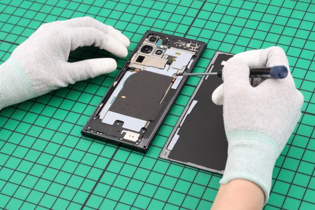 갤럭시 S22 울트라 제품을 자가 수리 하는 모습. 사진제공=삼성전자