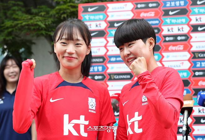 여자축구대표팀 지소연(오른쪽)과 장슬기가 3일 경기도 파주 축구대표팀 트레이닝센터(NFC)에서 팀 훈련에 앞서 취재진과 인터뷰하며 포즈를 취하고 있다.  2023.7.3/정지윤 선임기자