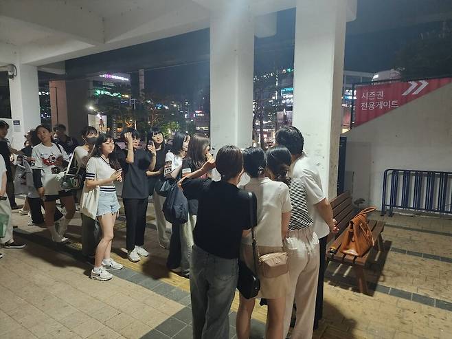 ▲ 김상수는 30분간 팬서비스를 했다. 그 자리에 있던 모든 팬은 김상수와 추억을 쌓을 수 있었다. ⓒkt 위즈