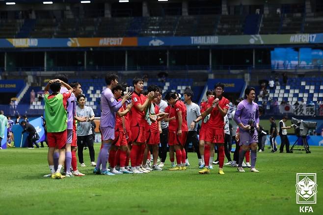 한국 U-17 축구대표팀이 아시안컵 결승전이 끝난 후 팬들에게 인사하고 있다.  /사진=대한축구협회