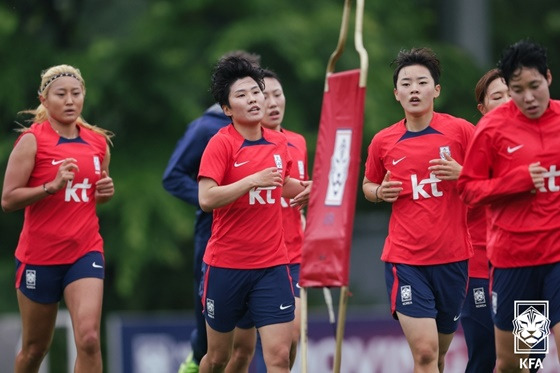 훈련 중인 지소연(가운데). /사진=대한축구협회 제공