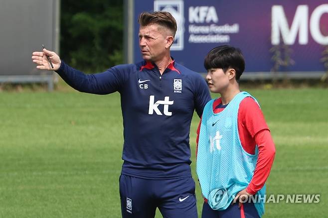 훈련 중 지시 내리는 벨 감독 (파주=연합뉴스) 서대연 기자 = 2023 국제축구연맹(FIFA) 호주·뉴질랜드 여자 월드컵을 앞둔 한국 여자 축구 대표팀 콜린 벨 감독이 3일 오전 경기도 파주 축구대표팀 트레이닝센터(NFC)에서 열린 팀 훈련 중 지소연에게 지시를 내리고 있다. 2023.7.3 dwise@yna.co.kr