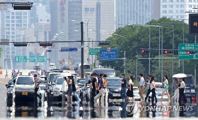 도로 위 피어오르는 아지랑이 [연합뉴스 자료사진]