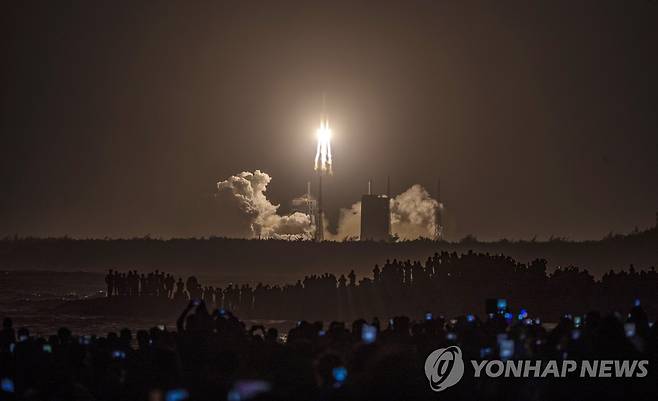 2020년 11월 달로 향하는 중국 무인 달 탐사선 창어 5호 [EPA 연합뉴스 자료사진]