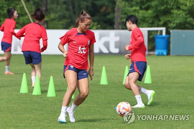 훈련하는 케이시 유진 페어 (파주=연합뉴스) 서대연 기자 = 2023 국제축구연맹(FIFA) 호주·뉴질랜드 여자 월드컵을 앞둔 한국 여자 축구 대표팀 케이시 유진 페어가 3일 오전 경기도 파주 축구대표팀 트레이닝센터(NFC)에서 열린 팀 훈련에 참여하고 있다. 2023.7.3 dwise@yna.co.kr