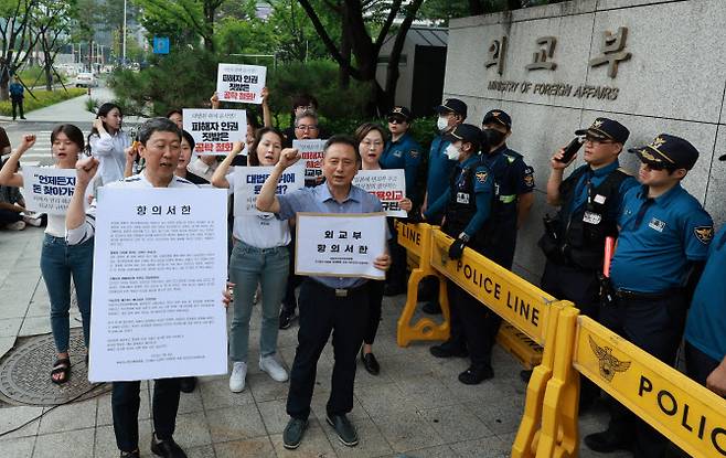 시민사회단체 회원들이 4일 오후 서울 종로구 외교부 청사 앞에서 ‘제3자 변제’를 반대해 온 일제 강제동원 피해자 및 유족들을 대상으로 외교부가 공탁 절차를 개시하겠다고 밝힌 것과 관련해 이를 규탄하는 긴급 기자회견을 마친 뒤 항의서한을 전달하기 위해 민원실로 향하고 있다. (사진=연합뉴스)