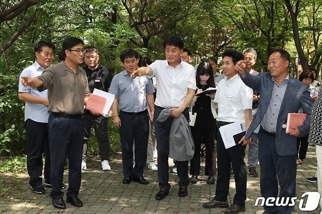 하은호 군포시장(사진 중앙)이 3일 산본2동 '찾아가는 이동시장실'을 열고 관계 공무원 및 주민들과 동 현안을 논의하고 있다.(군포시 제공)