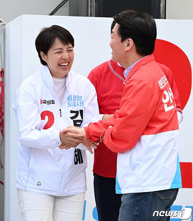 2022년 5월 31일 김은혜 국민의힘 경기도지사 후보(왼쪽)와 안철수 성남 분당갑 국회의원 후보가 경기도 성남시 분당구 야탑역 앞에서 열린 국민의힘 중앙선대위 경기도 총집결 필승 유세에서 악수를 하고 있다. ⓒ 뉴스1 DB