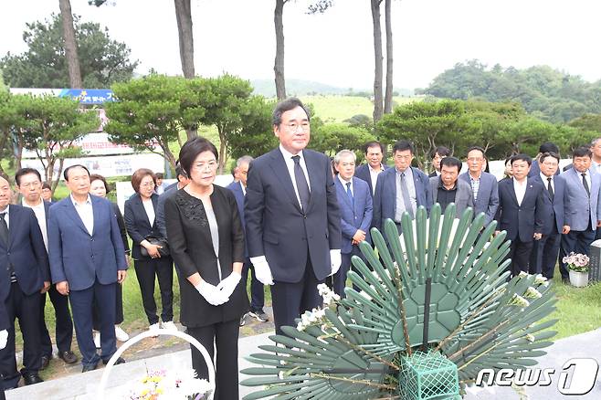 이낙연 더불어민주당 전 대표가 2일 오전 광주 북구 운정동 국립 5·18민주묘지를 찾아 헌화 참배하고 있다.2023.7.2/뉴스1 ⓒ News1 김태성 기자