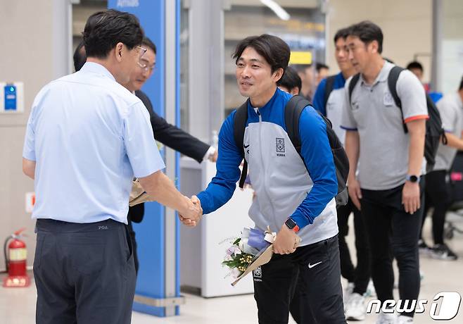 아시아축구연맹(AFC) U-17 아시안컵에서 준우승을 차지한 변성환 대한민국 축구 대표팀 감독이 4일 오전 인천국제공항을 통해 귀국하고 있다. 2023.7.4/뉴스1 ⓒ News1 이재명 기자