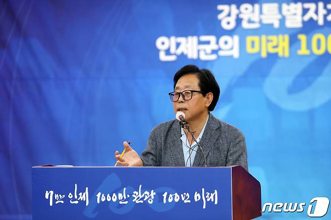 최상기 인제군수가 4일 인제군청 대회의실에서 민선7기·8기 5주년 기자 간담회를 하고 있다. 2023.7.4(인제군 제공)/뉴스1