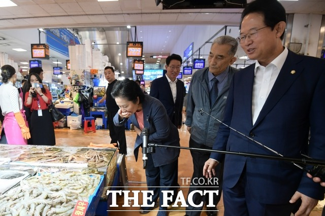 박세형 수협노량진수산 대표이사와 김영선 국민의힘 의원, 류성걸 국회 기획재정위원회 간사(왼쪽부터)가 30일 오전 최근 후쿠시마 원전 오염수의 해양 방류 문제로 어려움을 겪는 서울 동작구 노량진수산시장을 방문해 대화하는 모습. 김 의원은 '안심하라'는 취지로 수조에 담긴 바닷물을 마셨다. /서예원 인턴기자