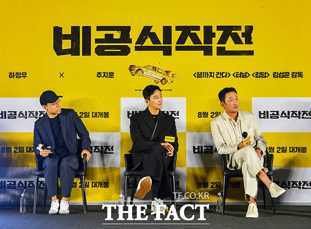 김성훈 감독과 배우 주지훈, 하정우(왼쪽부터)가 4일 오전 서울 용산구 CGV 용산아이파크몰에서 열린 영화 '비공식작전' 제작보고회에 참석해 사회자의 질문을 듣고 있다. /장윤석 인턴기자