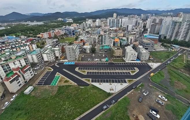 경주시 황성동 공동묘지내 분묘 157기를  옮기고 이곳에 승용차 99대를 세울수 있는 공영주차장을 완공했다.