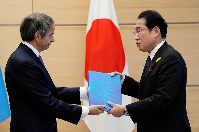 라파엘 그로시 국제원자력기구(IAEA) 사무총장(왼쪽)이 4일 일본 도쿄에서 기시다 후미오 총리를 만나 후쿠시마 제1원자력발전소 오염수의 해양 방류 계획에 관한 종합보고서를 전달하고 있다./로이터 연합뉴스
