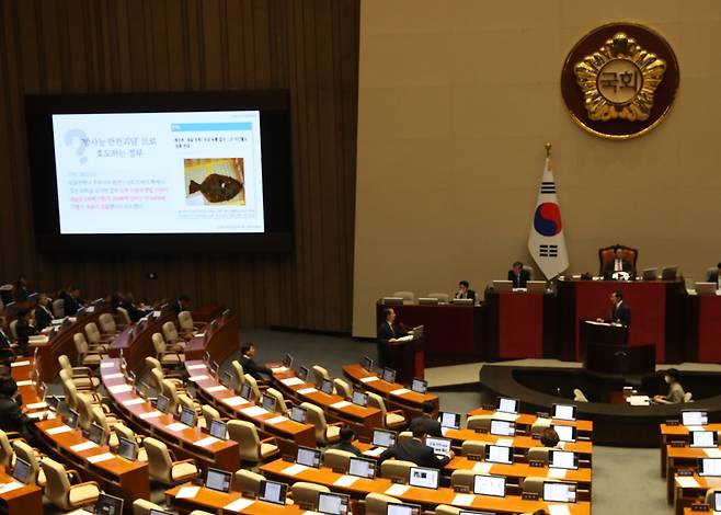 김성주 더불어민주당 의원이 12일 오후 서울 여의도 국회 본회의장에서 열린 제407회국회(임시회) 제1차 본회의 정치·외교·통일·안보 분야 대정부 질문에서 한덕수 국무총리에게 '후쿠시마 원전 인근에서 잡은 세슘 우럭' 관련 질의를 하고 있다. / 뉴스1