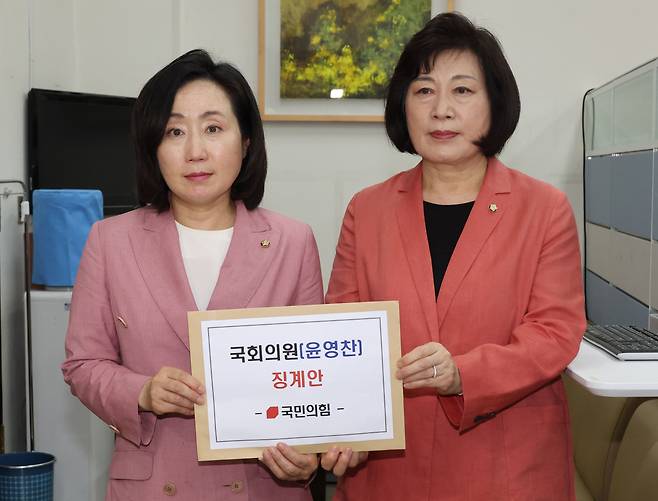 국민의힘 정경희 원내부대표와 전주혜 원내대변인이 4일 서울 여의도 국회 의안과에 '윤석열 대통령의 쿠데타' 발언을 한 윤영찬 더불어민주당 의원 징계안을 제출하고 있다. /뉴스1