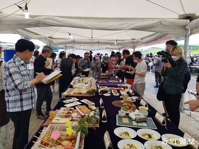 지난해 충남 금산 삼계탕축제 부대행사로 열린 삼계간편음식 요리경연대회 장면. 이기진 기자 doyoce@donga.com